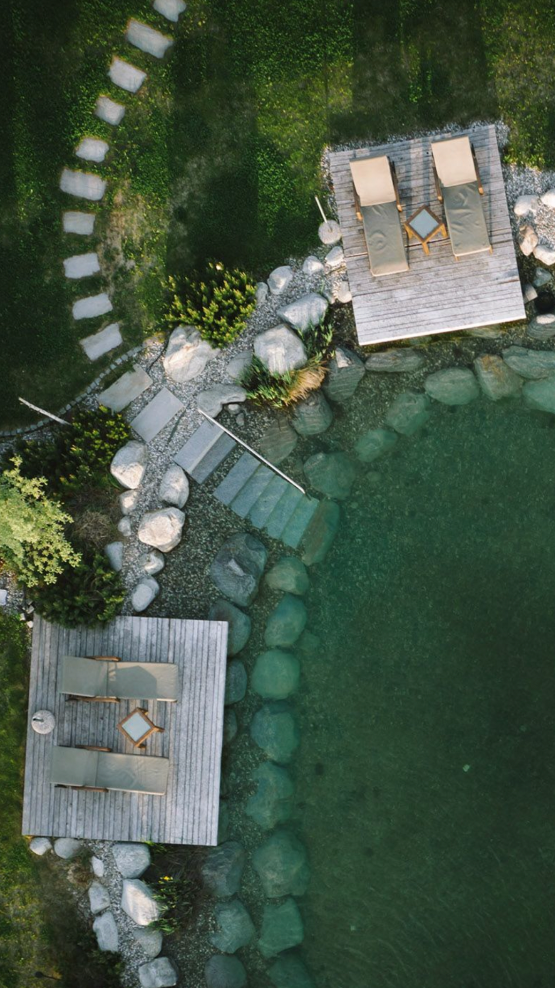 Vizualizace koupacího jezírka s několika odpočívadly poblíž investičních apartmánů Four Elements Jizerské hory