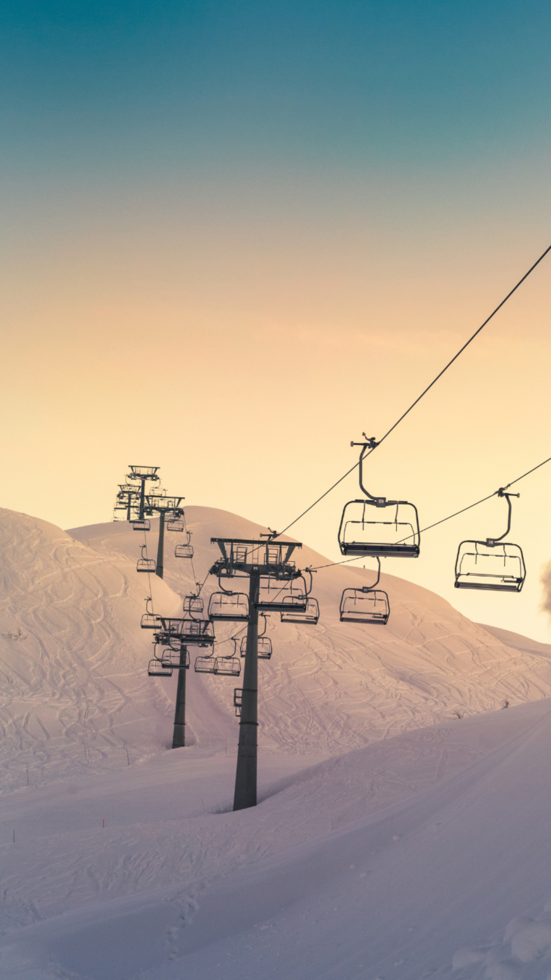 Ilustrační obrázek lanovky v Jizerských horách při východu slunce