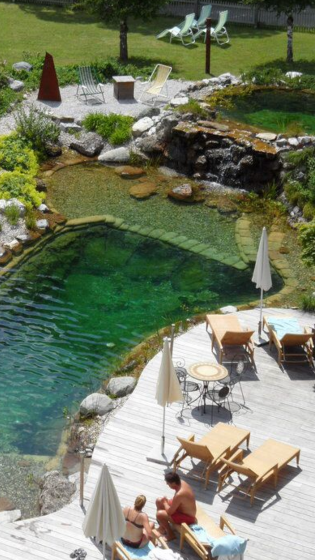 Koupací jezírko s odpočívadly poblíž investičních apartmánů Four Elements Jizerské hory