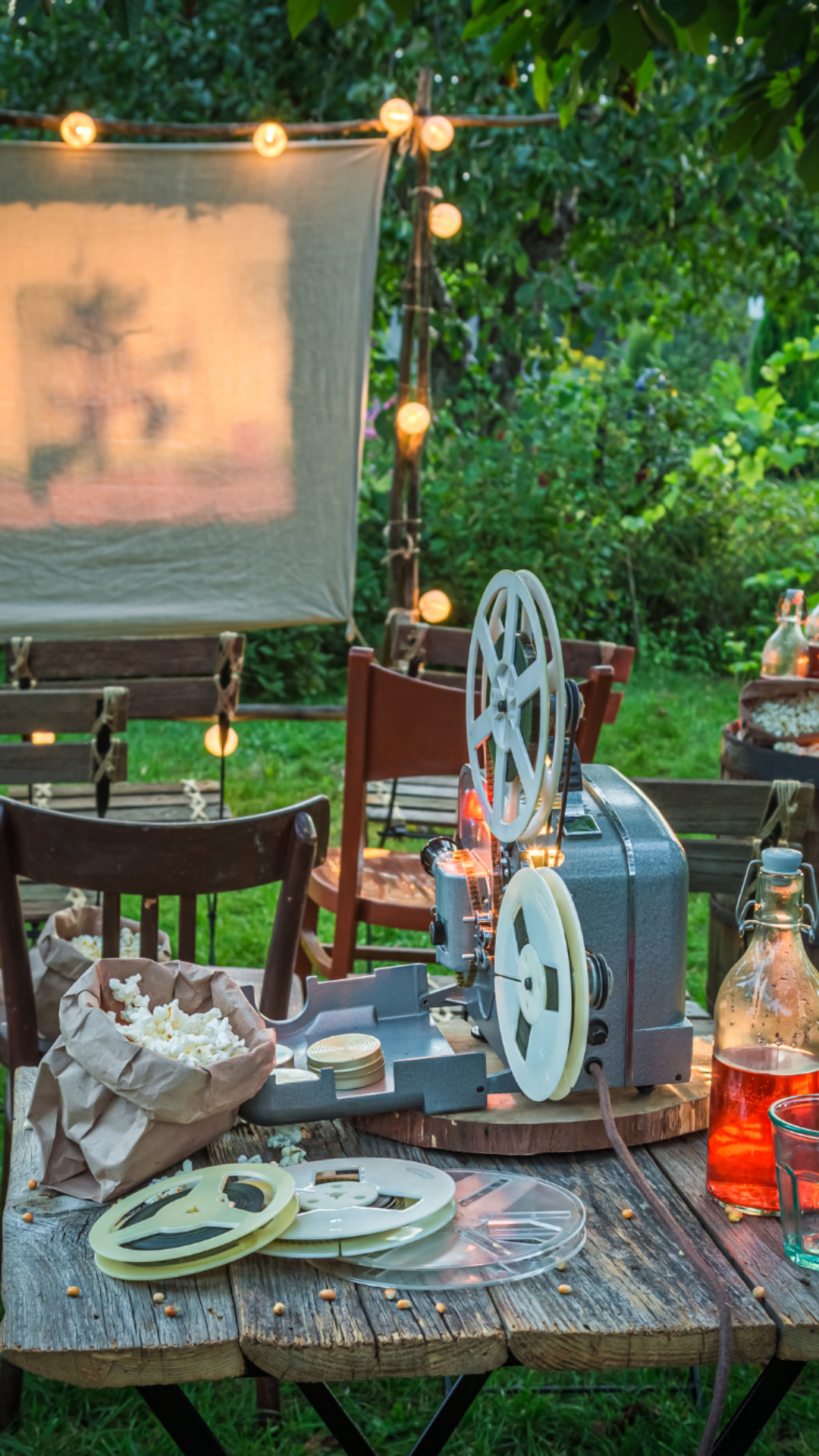 Ilustrační obrázek zahradního promítání klasického filmu z filmové promítačky na plátno