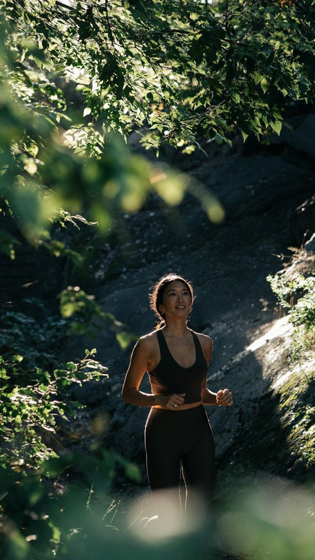 Ilustrační obrázek sportovně oblečené běžící ženy po běžecké lesní trase v okolí horské oblasti