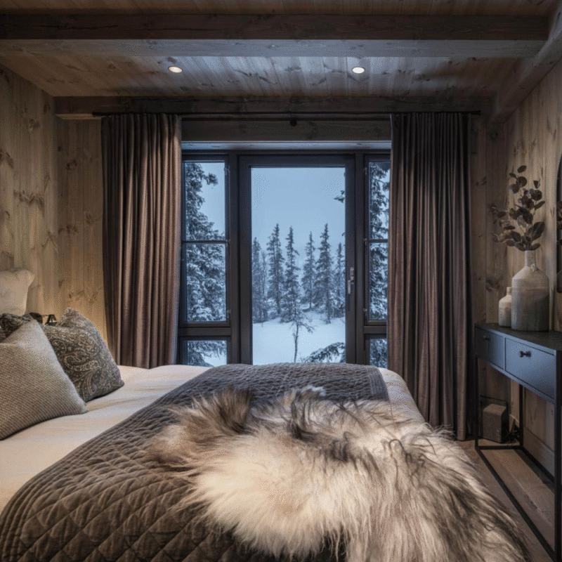 Vizualizace ložnice investičního apartmánu Four Elements Hills Hotel & Spa s výhledem na zasněženou lesní krajinu