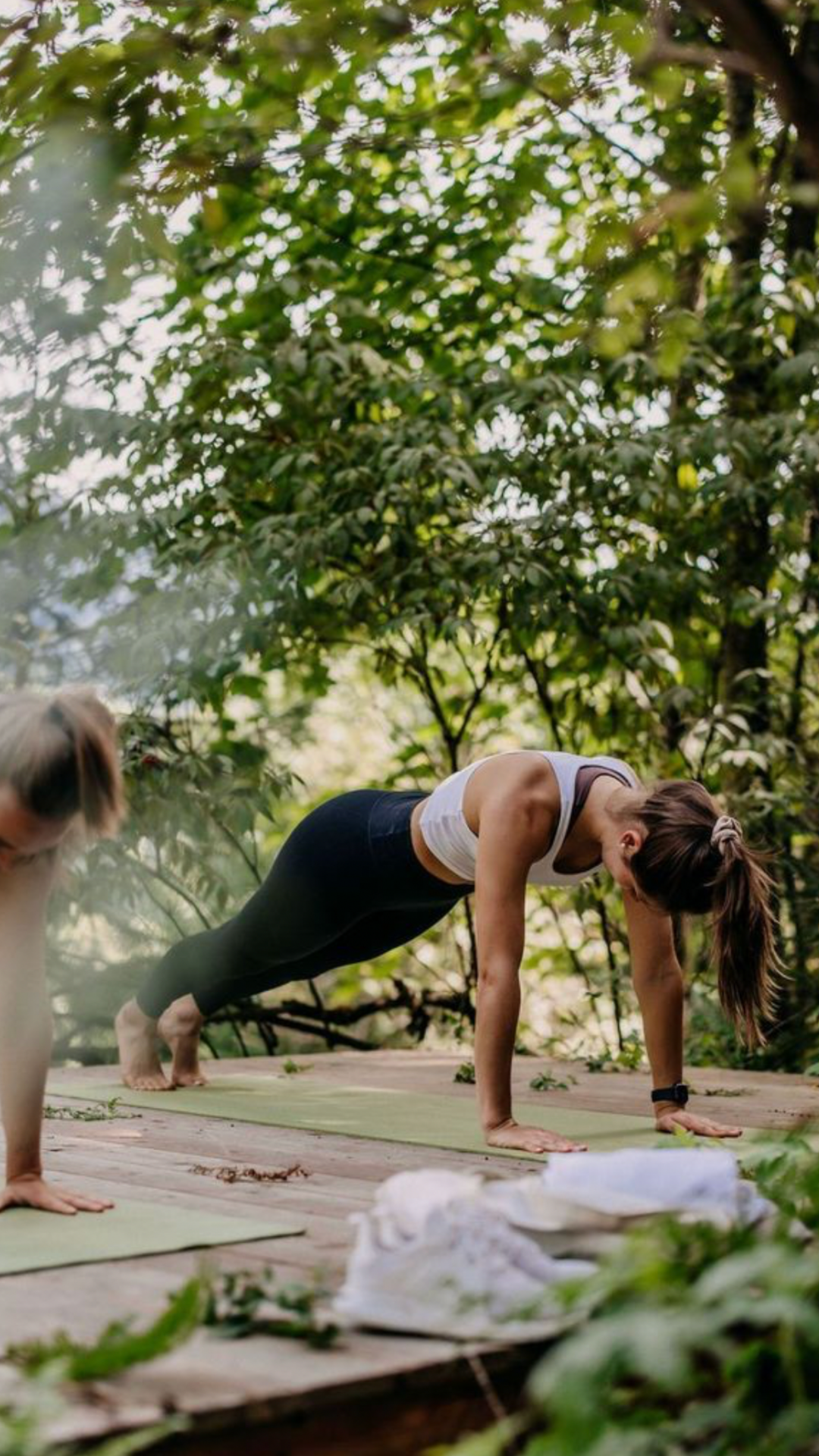 Cvičící ženy ve venkovním lesním prostředí poblíž investičních apartmánů Four Elements Jizerské hory