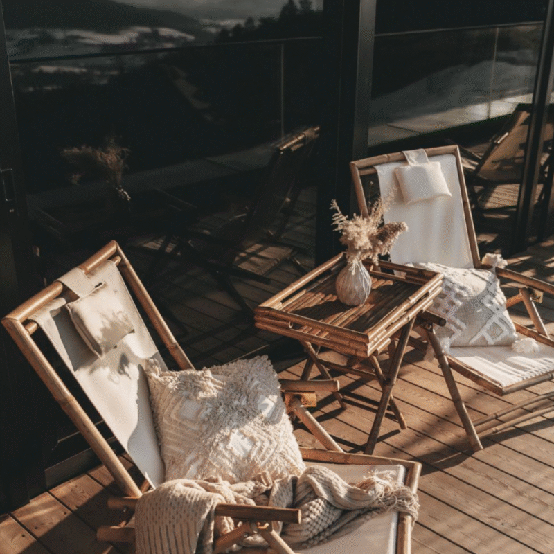 Vizualizace dřevěné terasy investičního apartmánu Four Elements Jizerské hory se dvěma dřevěnými židlemi a stolkem