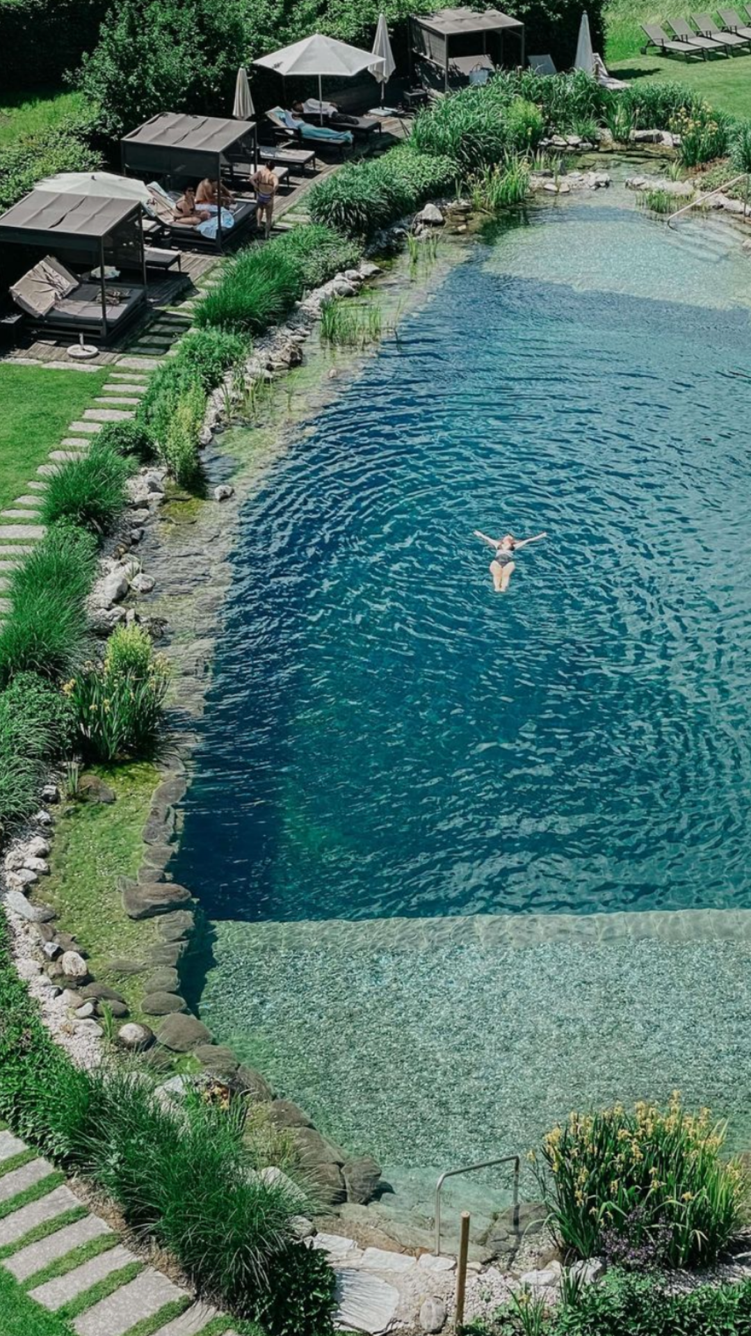 Koupací jezírko se zastřešenými odpočívadly poblíž investičních apartmánů Four Elements Jizerské hory