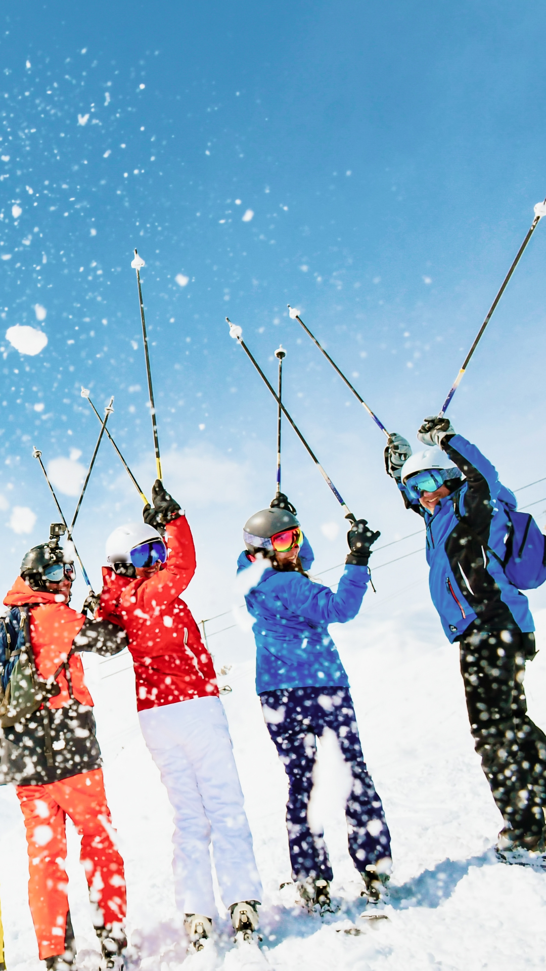 Ilustrační obrázek radujících se lyžařů se vztyčenými hůlkami na zasněženém svahu