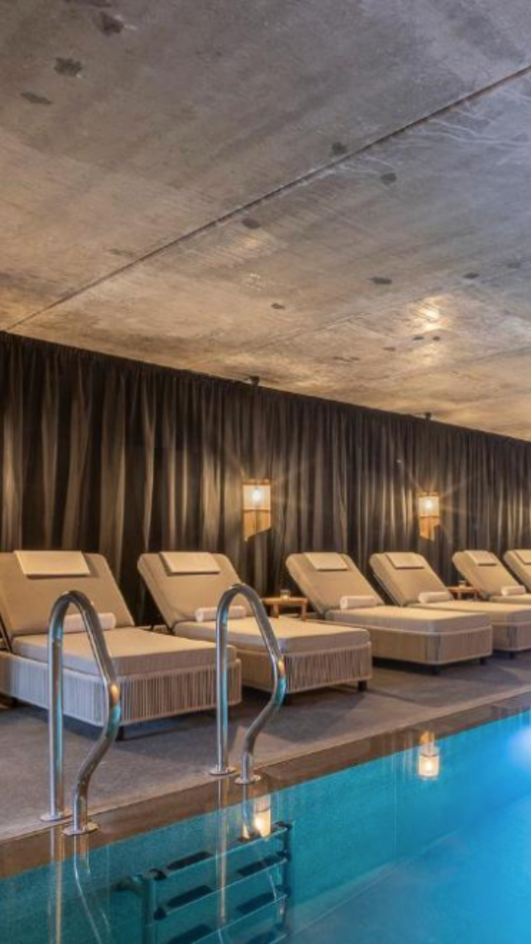 Odpočívací lehátka u vnitřního bazénu v hotelu Four Elements Hills Hotel & Spa