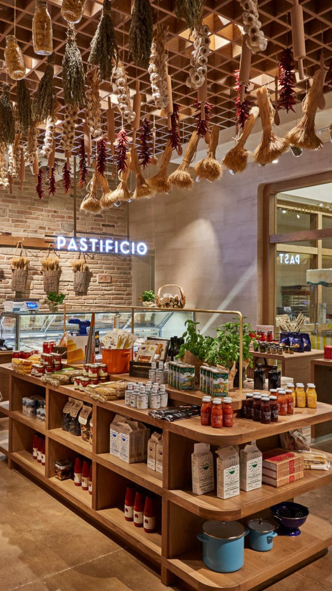 Regály s trvanlivými potravinami v obchodu s potravinami v hotelu Four Elements Hills Hotel & Spa v Jizerských horách