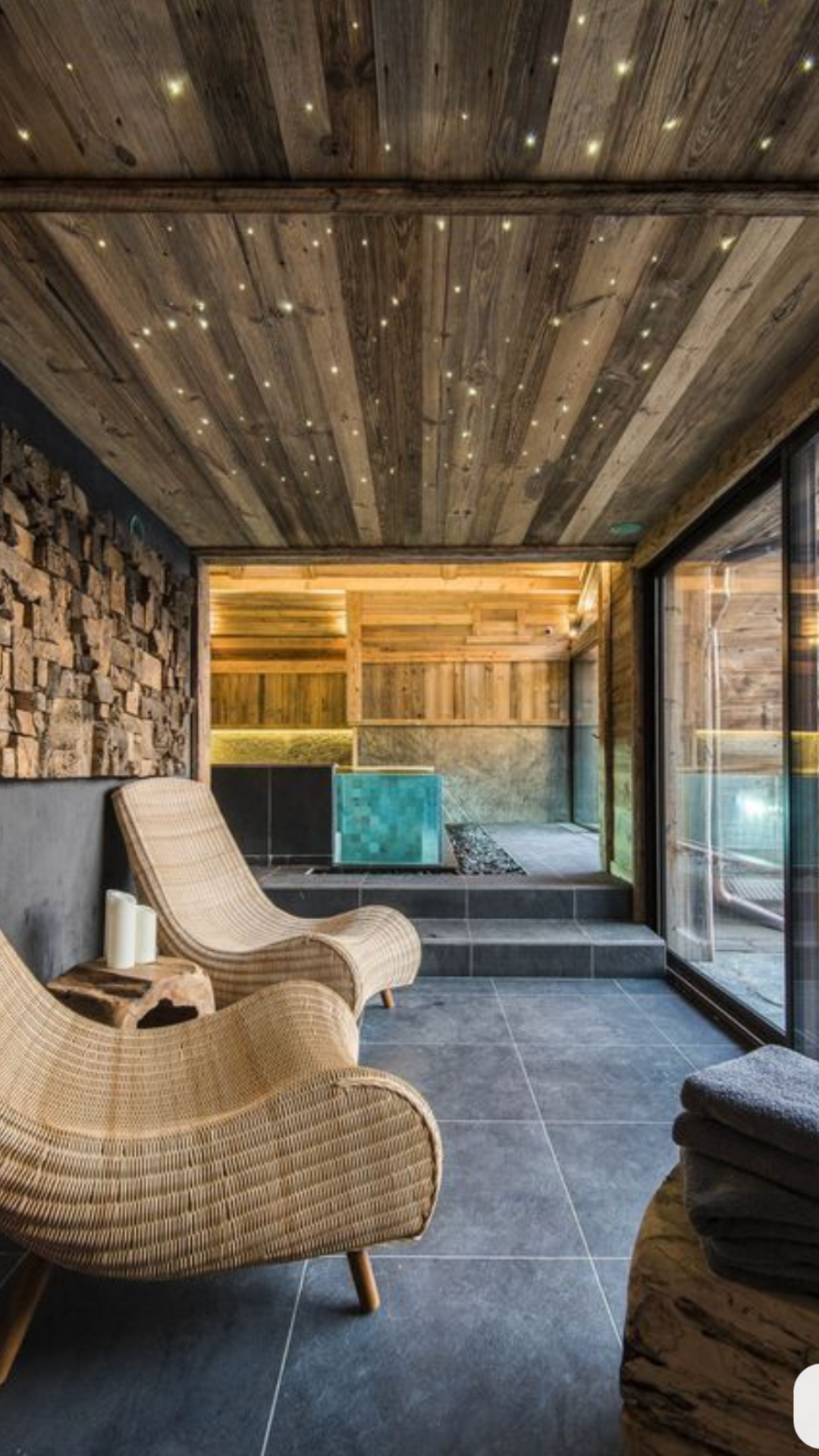 Odpočívací místnost poblíž sauny v hotelu Four Elements Hills Hotel & Spa se dvěma ratanovými křesly