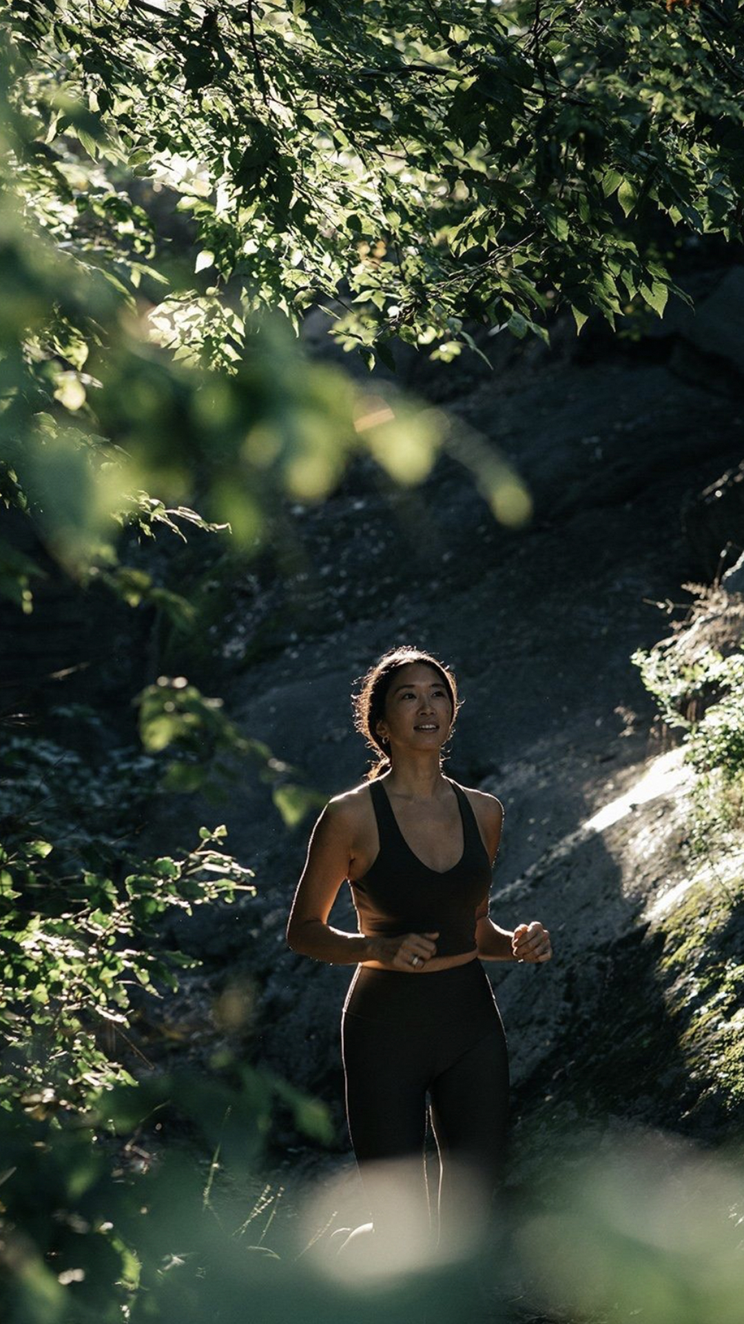 Ilustrační obrázek sportovně oblečené běžící ženy po běžecké lesní trase v okolí horské oblasti